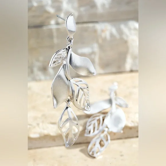 Floral Design Drop Silvertone Earrings NWT - Picture 4 of 8